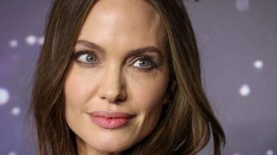 Comparto estas cicatrices con muchas mujeres a las que quiero. Y siempre me emociono cuando veo a otras mujeres compartir las suyas. Quería unirme a ellas, sabiendo que Time Francia compartiría información sobre la salud mamaria, la prevención y los conocimientos sobre el cáncer de mama, indicó Angelina Jolie.