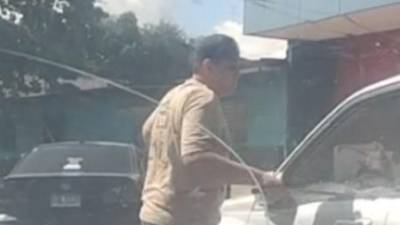 Video: Enfurecido motorista le quiebra vidrio a carro en las cercanías del mercado Dandy