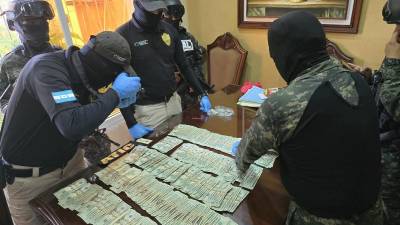 Los billetes de 100 y 20 denominaciones decomisados, estaban escondidos en una de las habitaciones de la residencial que fue allanada en La Ceiba.