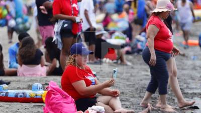Desde tempranas horas, la playa municipal de Puerto Cortés comenzó a recibir a decenas de turistas que llegaron para disfrutar del inicio de la Semana Santa 2026, en un ambiente animado con actividades recreativas, oferta gastronómica y estrictas medidas de seguridad.