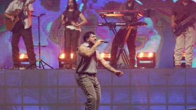 El debut de Grupo Frontera en Honduras dejó una estampa difícil de repetir. El Nacional de Ingenieros Coliseum de Tegucigalpa se convirtió en el escenario de una noche marcada por la expectativa, la energía colectiva y una conexión inmediata entre artistas y público.