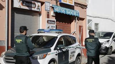 Una mujer de 48 años de edad fue detenida tras prender fuego a su pareja, un hombre de 49, en la localidad valenciana de Chiva, han informado a EFE fuentes de la Guardia Civil, mientras fuentes municipales han señalado que la víctima se encuentra ingresada en un hospital en estado muy grave.