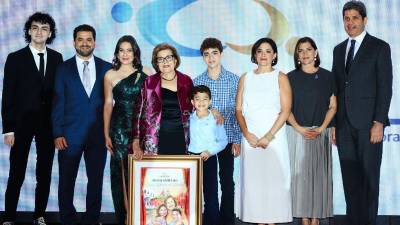 Elena Durón de Larios junto a su querida familia, a quien también dedicó su reconocimiento y brindó su gratitud.