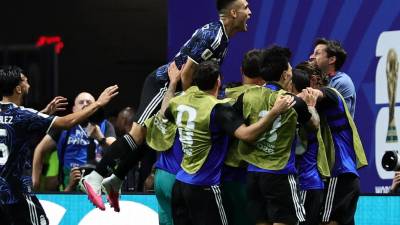 Jugadores de Argentina celebrando con euforia uno de los goles.