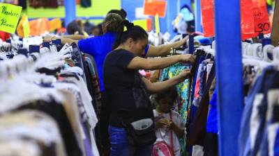 En Honduras, el empleo temporal por Navidad y fin de año ha disminuido en más de un 40%. Aunque en los últimos tres meses del año el número de empleos temporales podía alcanzar unas 30,000 plazas en la zona norte, esta cifra fue reduciéndose progresivamente a la mitad y, en 2024, apenas llegó a los 10,000 puestos, de acuerdo con dirigentes de mipymes.