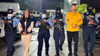 Momento en que la pareja era custodiada por los agentes de la Policía Nacional.