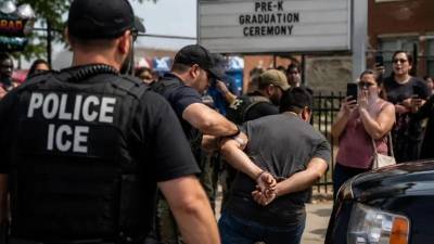 Una detención por parte del Servicio de Inmigración y Control de Aduanas de Estados Unidos (ICE) puede generar incertidumbre entre las familias migrantes, especialmente cuando la persona no sabe qué puede decir, qué documentos debe firmar o si puede solicitar un abogado. Para los migrantes hondureños en Estados Unidos, conocer estos derechos puede ser fundamental para actuar con mayor información durante un proceso de detención.