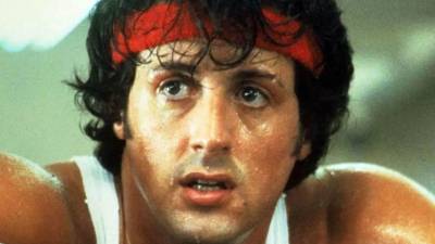 Sylvester Stallone abrió un capítulo poco conocido de su carrera y reveló que desarrolló bulimia mientras llevaba su físico al límite para interpretar a sus icónicos personajes de acción. El actor aseguró que la búsqueda de una apariencia cada vez más definida terminó convirtiéndose en una obsesión.