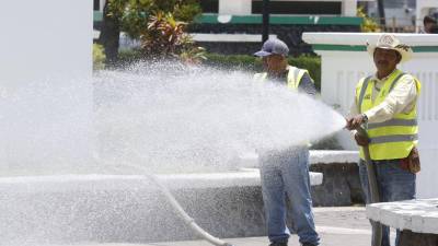 San Pedro Sula enfrenta días de calor intenso, con temperaturas máximas que rondan los 34 grados, según el pronóstico de Cenaos-Copeco para Cortés. En ciudades densas, asfaltadas y con poca sombra, esa sensación puede ser mayor por la isla de calor urbana. Y los consecuencias las paga el que sale a trabajar y no puede parar su quehacer por culpa del calor.