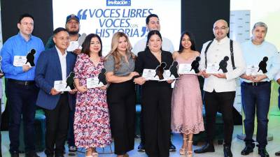 Emma Mejía, gerente de Mercadeo de UTH, otorgó los reconocimientos en diferentes categorías a los periodistas homenajeados.