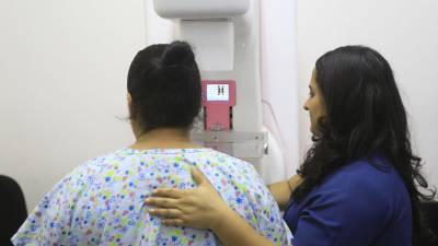 Edward Raudales, director médico de la Liga contra el Cáncer, alertó sobre el crecimiento de los casos de cáncer de mama y llamó a las mujeres a no descuidar su salud.