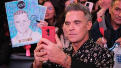 Robbie Williams abrió una nueva ventana a su vida personal al revelar que recientemente recibió un diagnóstico de autismo a los 52 años, un descubrimiento que, según explicó, le ha permitido comprender mejor algunos comportamientos y experiencias que lo han acompañado durante años.