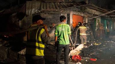 Un poco más de 24 horas de que un incendio consumiera una ferretería entre la 8 calle y 3 avenida de San Pedro Sula, en pleno centro de la ciudad, otro siniestro acabó con la inversión de decenas de vendedores.