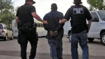 El Servicio de Inmigración y Control de Aduanas de Estados Unidos (ICE) modificó sus estándares nacionales para los centros de detención migratoria después de que uno de sus principales contratistas privados propusiera cambios que benefician su posición legal en litigios laborales, según informó este lunes The Washington Post.
