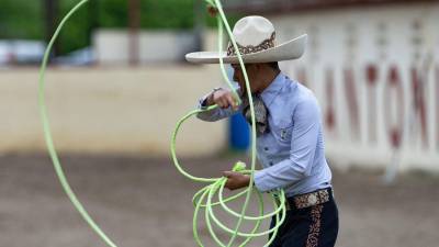 Fotografía del 19 de abril de 2026 que muestra a un charro en una práctica con una cuerda durante una jornada del 'Viva Fiesta' en San Antonio, Texas, Estados Unidos.