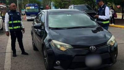 Más de 40 vehículos utilizados para prestar servicios de transporte mediante aplicaciones digitales han sido decomisados por el Instituto Hondureño del Transporte Terrestre (IHTT) durante operativos realizados en distintas zonas del país, informaron autoridades de la institución.
