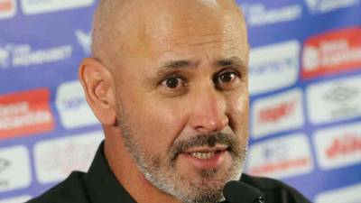 Eduardo Espinel en conferencia de prensa luego de eliminar a Motagua en las triangulares del Grupo A.