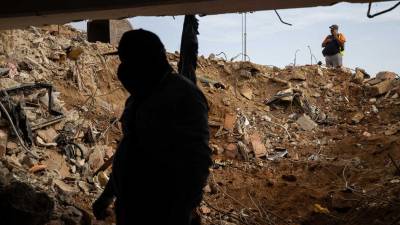 El doble terremoto que sacudió Venezuela dejó una tragedia que va más allá de las cifras de fallecidos. Mientras los equipos de rescate removían escombros en busca de sobrevivientes, cientos de familias enfrentaron momentos desgarradores para encontrar a sus seres queridos. Ahora ellos son víctimas colaterales.