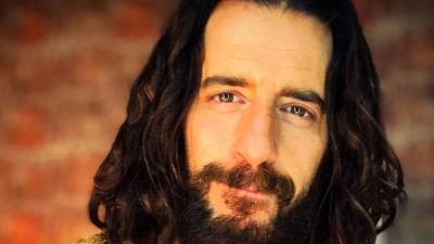 El nombre de Jonathan Roumie ha ganado notoriedad internacional gracias a su interpretación de Jesús en la serie The Chosen, una producción que ha logrado una amplia difusión en múltiples plataformas y audiencias.