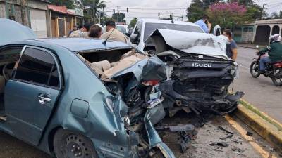 Un accidente de tránsito se registró la tarde de este martes en un concurrido punto de la colonia Montefresco, en San Pedro Sula, dejando cuatro personas heridas, entre ellas una mujer de 92 años de edad.