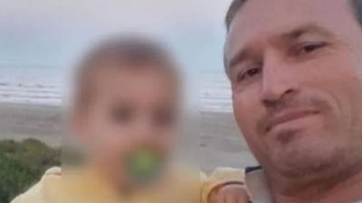 La madrugada del martes, un crimen estremecedor sacudió a Huanguelén, Coronel Suárez, Argentina: un hombre asesinó a su hijo de cuatro años, según los datos que manejan las autoridades. En el lugar donde ocurrió todo, la Policía encontró una carta manuscrita cuyo contenido, duro, amenazante y cargado de resentimiento, revela la perturbadora lógica detrás del crimen. ¿Qué decía exactamente ese texto?