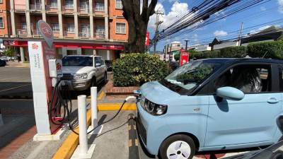 Este es uno de los pocos carros elétricos que circulan por las calles y carreteras de Honduras.