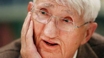 Fotografía de archivo fechada en 2012 del filósofo alemán Jürgen Habermas, quien falleció este sábado a los 96 años, según informaron medios germanos como la revista 'Der Spiegel', que citó como fuente a la editorial que publica los libros del célebre autor en Alemania, Suhrkamp.