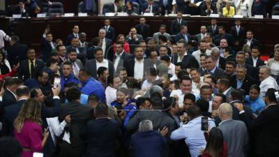 El juicio político contra Johel Zelaya desató un violento enfrentamiento entre diputados de diversas bancadas en el Congreso Nacional, durante la sesión del pasado miércoles 24 de marzo.