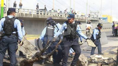 Agentes policiales desalojaron a manifestantes que bloquearon este viernes ambas trochas del puente <b>La Democracia, en El Progreso</b>, Yoro, tras protestas contra el aumento a la tasa vehicular municipal.