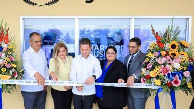 Corte de la cinta de inauguración realizado por el doctor Javier Mejía, máster Emma Mejía, doctor Roger Enrique Valladares, abogado Selene Hernández, y el máster Diógenes Martínez.