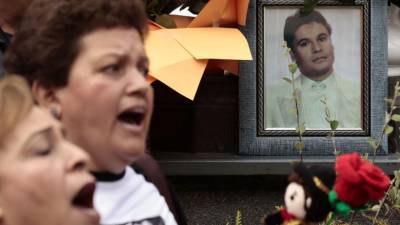 Con porras y canciones, imitadores y admiradores de Juan Gabriel convirtieron los pies de su estatua, en la Plaza Garibaldi, emblemática por sus mariachis en Ciudad de México, en una serenata colectiva para recordar al ‘Divo de Juárez’ a 10 años de su muerte.