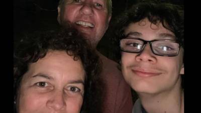 El caso de Silvia Gabriela Vílchez, una mujer de 55 años de edad, de origen costarricense, encontrada muerta en su hogar en Tennessee, conmocionó a la comunidad cuando su hijo y su esposo fueron arrestados como principales sospechosos. ¿Cómo llegó esta familia a un desenlace tan trágico?