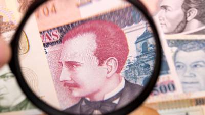 Cada junio, miles de empleados públicos y privados en Honduras esperan el pago del décimo cuarto mes de salario, conocido popularmente como “catorceavo”. Este ingreso adicional se ha convertido en uno de los beneficios laborales más importantes del país y en una inyección económica para hogares, comercios, bancos, centros educativos y prestadores de servicios.