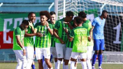 Jugadores del Marathón celebrando el gol de Damin Ramírez.