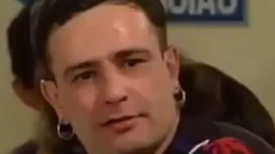 La muerte de Carlos Miguel Suárez Soto, actor recordado por su participación en telenovelas de Televisa, generó numerosas reacciones tras conocerse su presunta causa. La noticia se difundió durante la madrugada del martes 20 de octubre, luego de que su colega Roberto Tello, conocido como “El Coreano”, compartiera una fotografía del intérprete en Instagram. “Descansa en paz, mi querido Charly. Te quiero, Poncho”, escribió al despedirse de quien dio vida a Poncho en la telenovela Tú y yo.
