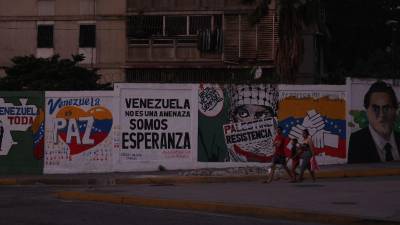 Amanece en las calles de Caracas, Venezuela, que se encuentran sin luz eléctrica este sábado tras haberse registrado varias detonaciones y explosiones en la madrugada. Estados Unidos anunció que capturó a Nicolás Maduro y su esposa Cilia Flores.