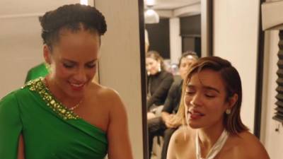 Momento en el que Karol G canta junto a Alicia Keys.