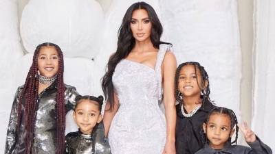 Kim Kardashian volvió a generar conversación al revelar un detalle poco habitual de su vida familiar. La confesión surgió durante una entrevista con The Sunday Times Style Magazine, donde la empresaria habló sobre las exigencias de combinar la maternidad con una agenda que incluye sus negocios, proyectos televisivos, actuación y sus estudios de Derecho.