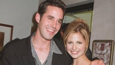 La actriz Sarah Michelle Gellar, protagonista de la serie de culto Buffy, cazavampiros (Buffy the Vampire Slayer), recordó a su compañero Nicholas Brendon, fallecido el sábado a los 54 años. “Nunca sabrán lo difícil que es ser el que no es elegido. Vivir tan cerca del centro de atención y nunca pisarlo. Pero yo sí lo sé. Veo más de lo que nadie se da cuenta, porque nadie me está mirando”, escribió Gellar en su perfil de Instagram, junto a esta imagen con Brendon de la época de la serie.