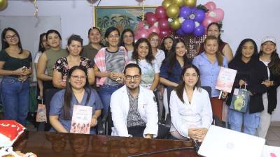 Grupo de damas participantes en la actividad.