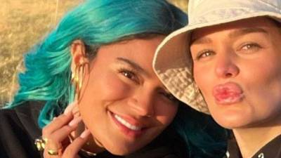 La familia de Karol G enfrenta un momento difícil tras las revelaciones de su hermana mayor, Verónica Giraldo, reconocida influencer y creadora de contenido. En los últimos días, Giraldo ha compartido en redes sociales su angustia por el proceso legal que inició su expareja, Jaime Llano, con el objetivo de obtener la custodia de su hija de tres años, Sophia.