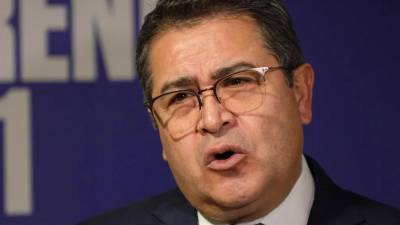 La liberación del expresidente Juan Orlando Hernández ha captado la atención tanto en Honduras como en el extranjero, pero pocos detalles de su experiencia tras conocer el indulto presidencial habían sido divulgados hasta ahora que lo hizo en su primera entrevista pública transmitida por One America News, conducida por el excongresista estadounidense Matt Gaetz. Esta fue su reacción al perdón otorgado por el presidente estadounidense Donald Trump.
