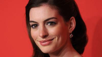 Anne Hathaway sorprendió al revelar que vivió durante casi una década con una severa afectación visual causada por una catarata de inicio temprano que comprometió uno de sus ojos.