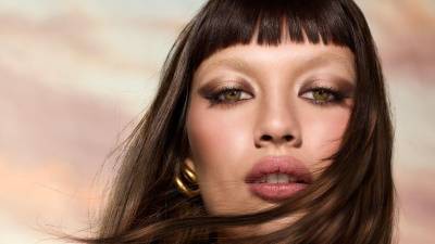 Se recrea un brillo saludable que se integra con la propia textura de la piel.