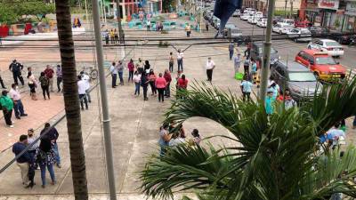 Empleados municipales y de negocios privados evacuaron edificios y se refugiaron en la plaza central en La Ceiba, mientras en Roatán se rajaron paredes y bomberos hicieron inspecciones.