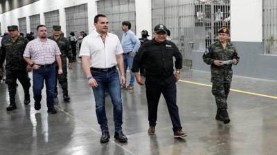 Construir nuevos módulos penitenciarios de máxima seguridad, habilitar celdas de aislamiento y ampliar el uso de audiencias virtuales son algunas de las medidas que Honduras analiza incorporar a su sistema carcelario tras una visita de diputados y autoridades de seguridad al Centro de Confinamiento del Terrorismo (CECOT), en El Salvador.