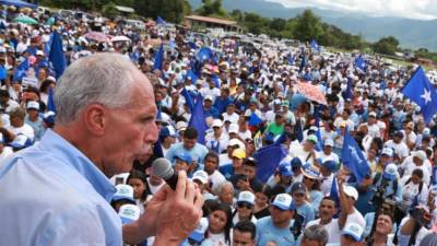 El candidato presidencial del Partido Nacional, Nasry “Tito” Asfura, realizó su cierre de campaña en el municipio de Arenal, Yoro, donde prometió impulsar “el desarrollo productivo y la descentralización”. Además, la noche del sábado se realizó también el cierre de campaña en la capital.