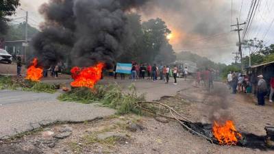 Con llantas, piedras y otros objetos colocados sobre la calzada, los pobladores bloquearon por completo el paso de vehículos en la carretera CA-4.