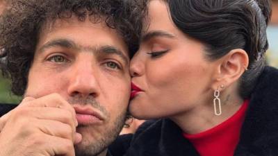 Una nueva ola de rumores sobre una supuesta ruptura entre Selena Gomez y Benny Blanco se propagó con rapidez en redes sociales, impulsada por una imagen viral que muchos interpretaron como evidencia de una crisis matrimonial.