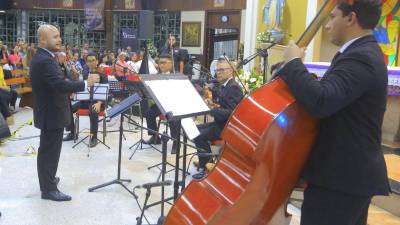 El maestro Óscar Barahona con el sexteto de la FIL de SPS, ante la atención del público.